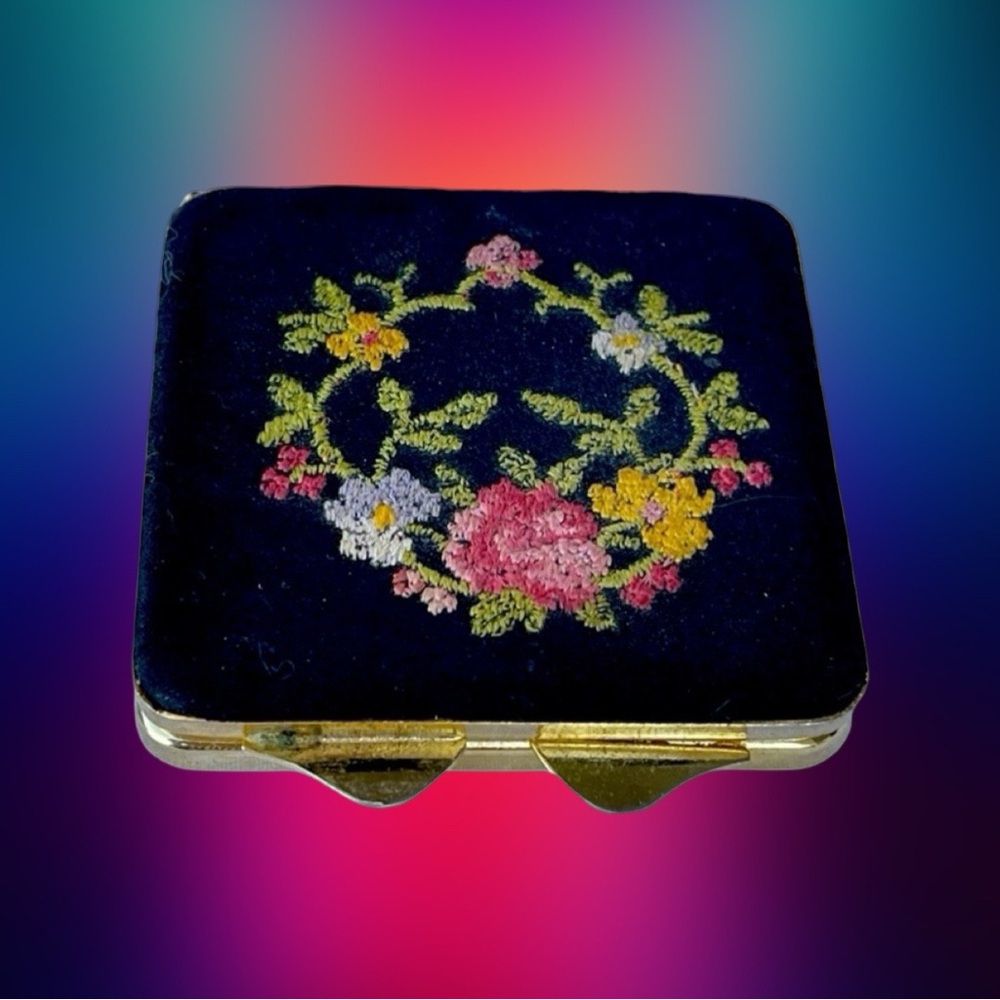 Vintage Compact Powder Puff Black Embroidered  Gold Twist Clasp See pics